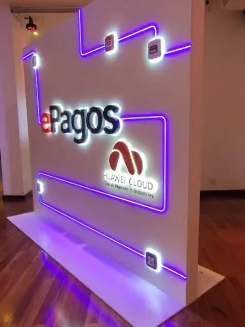 Back autoportante ePagos con corpóreos, LED, neón y backlight