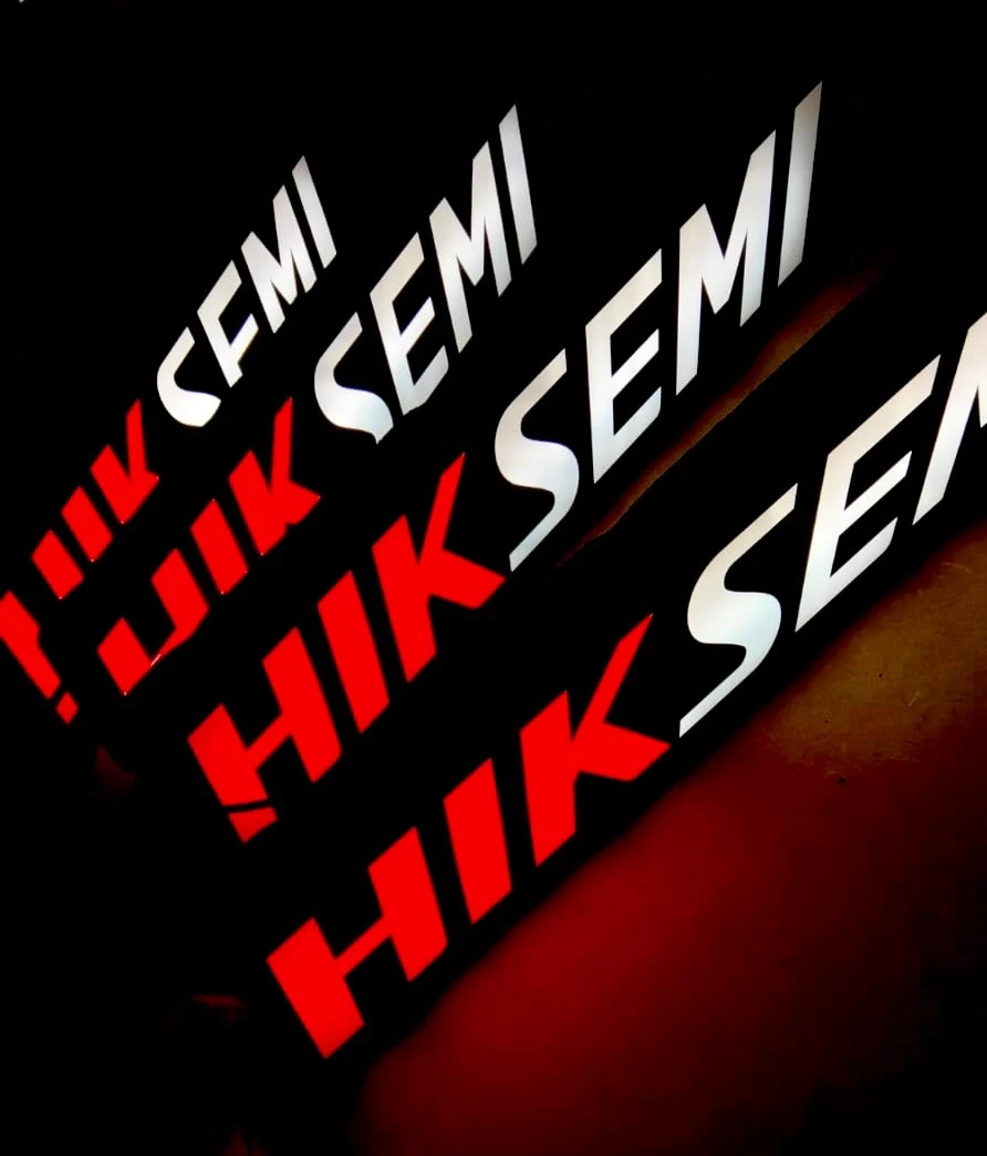 Letras corpóreas iluminadas HIKSEMI realizadas por Carteles Copados