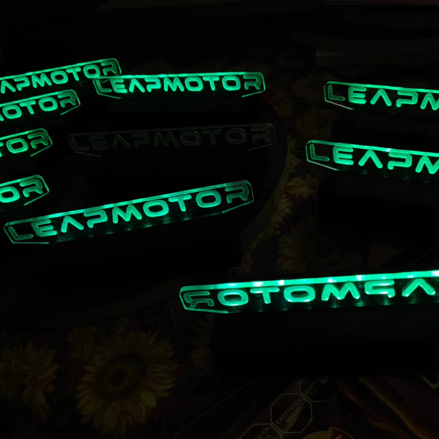 Carteles luminosos verdes de LEAPMOTOR