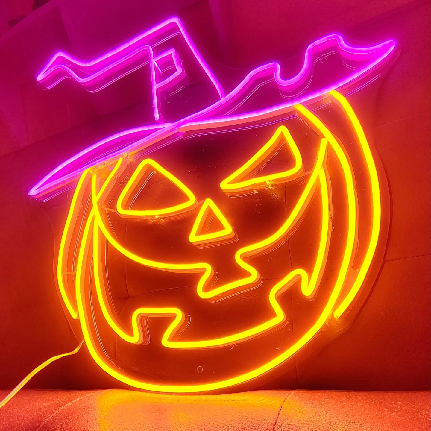 Diseño de calabaza de Halloween en neón naranja y fucsia
