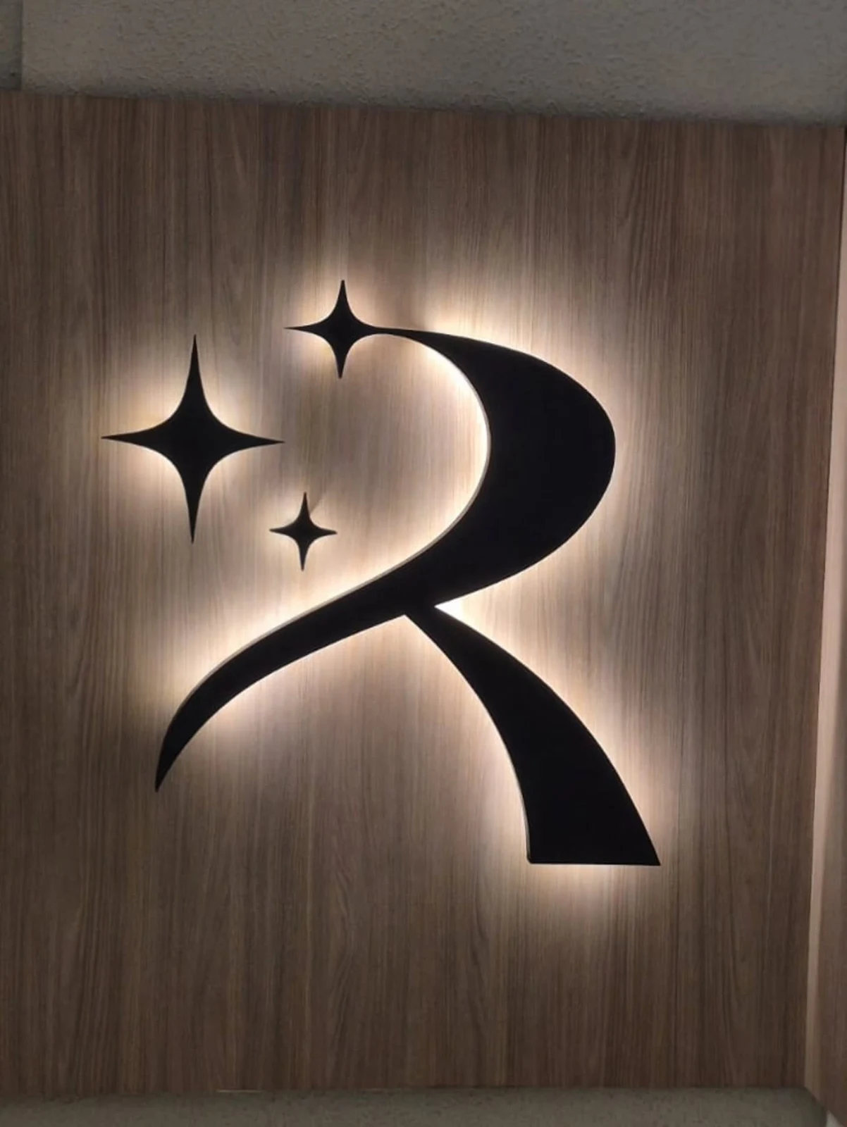 Logo corpóreo negro con iluminación posterior