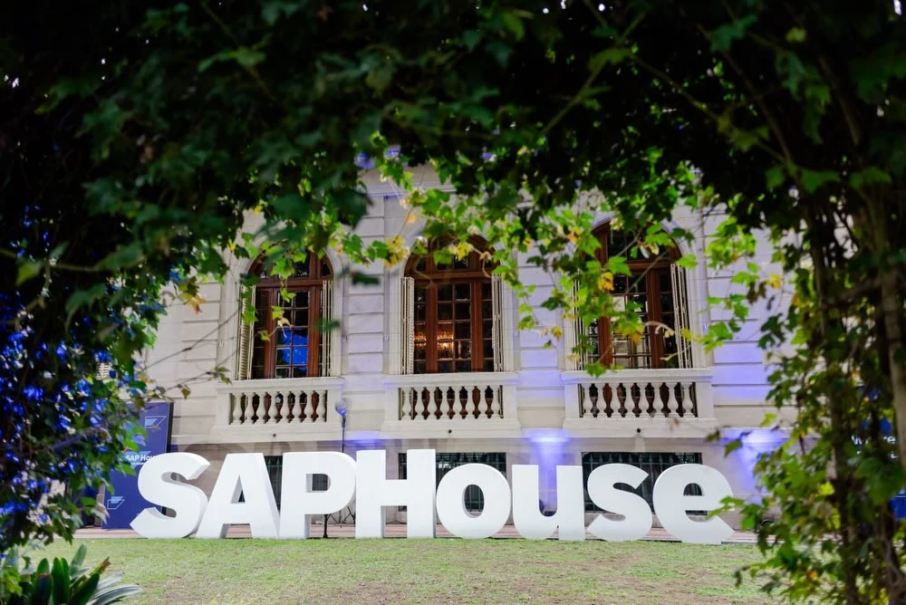 Ambientación de marca SAP House con letras de gran escala